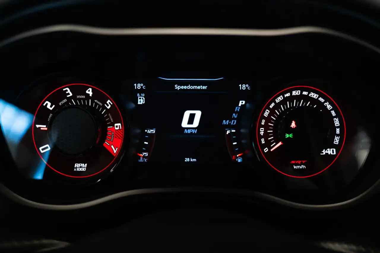 Dodge Challenger 2023 — фото 8