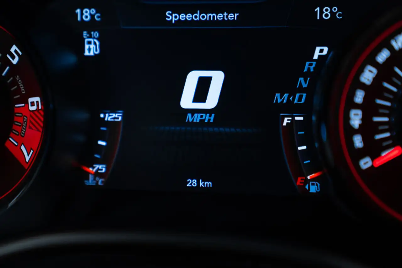 Dodge Challenger 2023 — фото 9