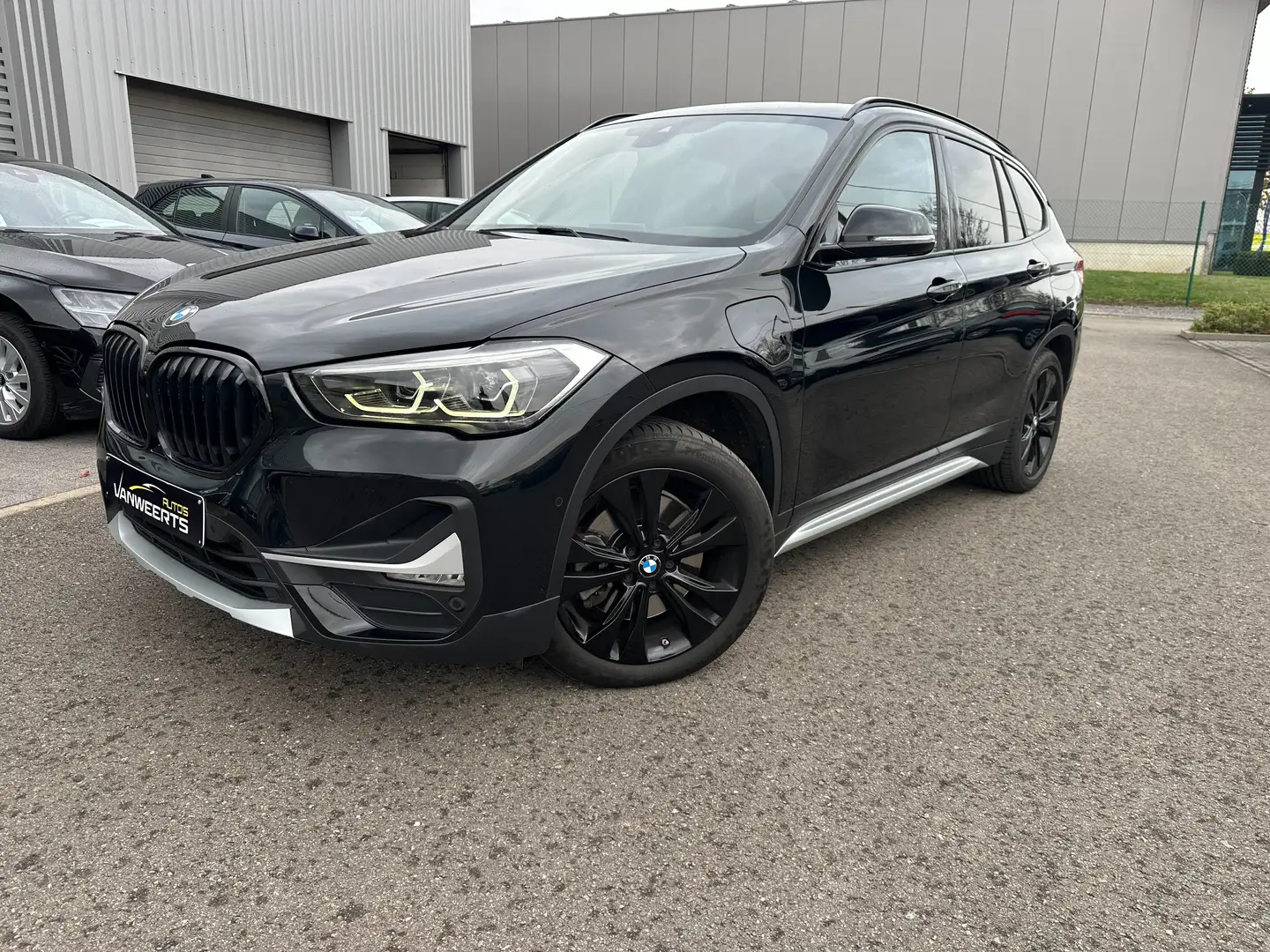 BMW X1 xDrive25e Sport Line, plug-in hybride, PANO/LED Zwart - 1