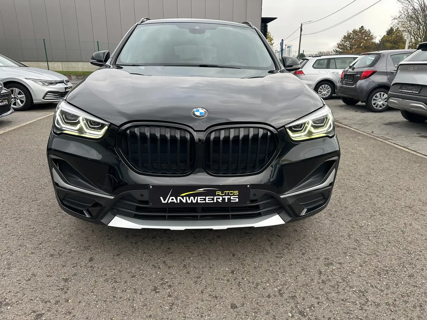 BMW X1 xDrive25e Sport Line, plug-in hybride, PANO/LED Zwart - 2