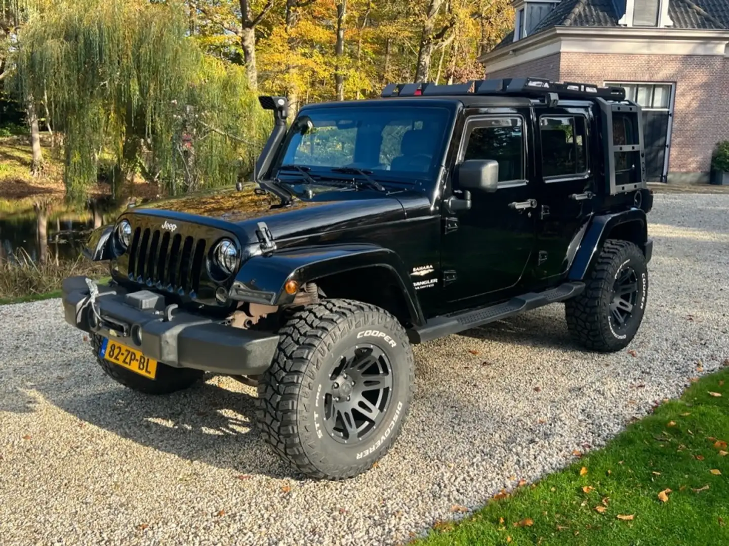 Jeep Wrangler 3.8 SAHARA 5drs Aut. NL-auto VERHOOGD LIER #WOEST Zwart - 2