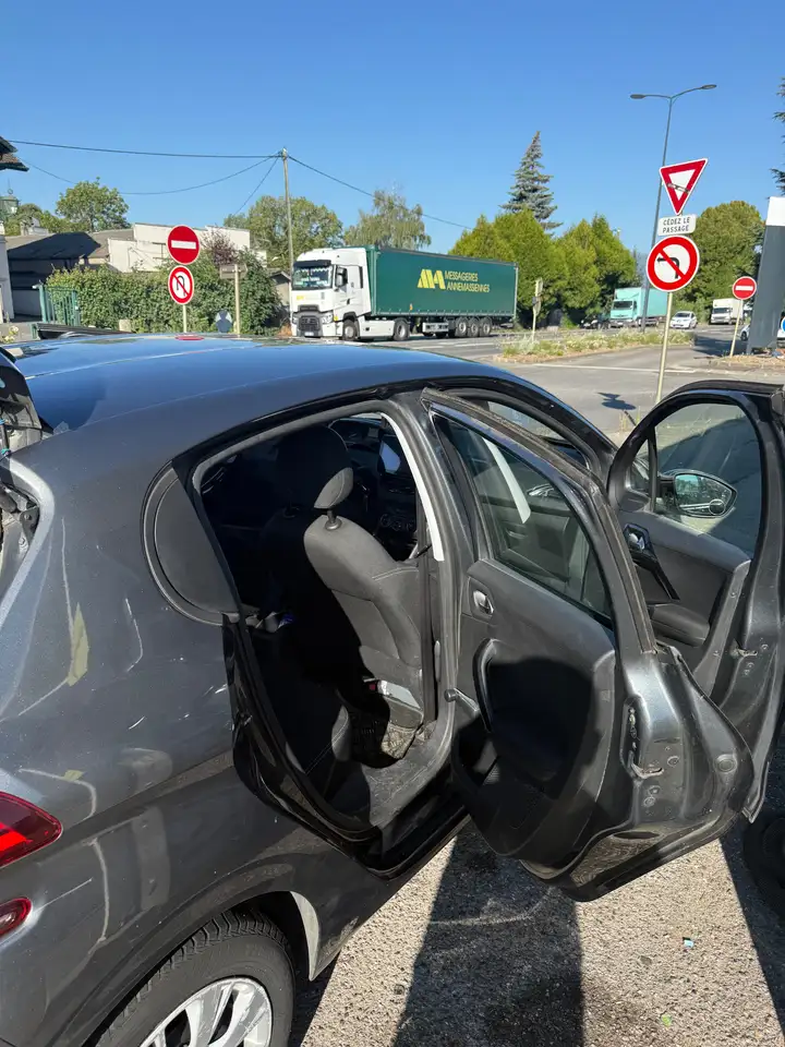 Peugeot 208 208 — photo 3