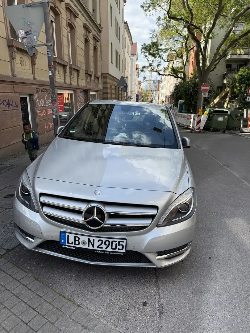 Mercedes-Benz B 180 7G-DCT AMG Line Gümüş rengi - 1