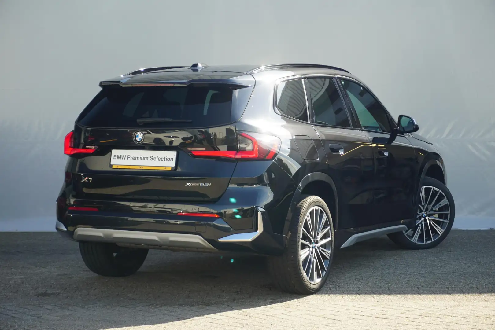BMW X1 xDrive23i xLine | Trekhaak / 20 Inch / Elektrische Zwart - 2