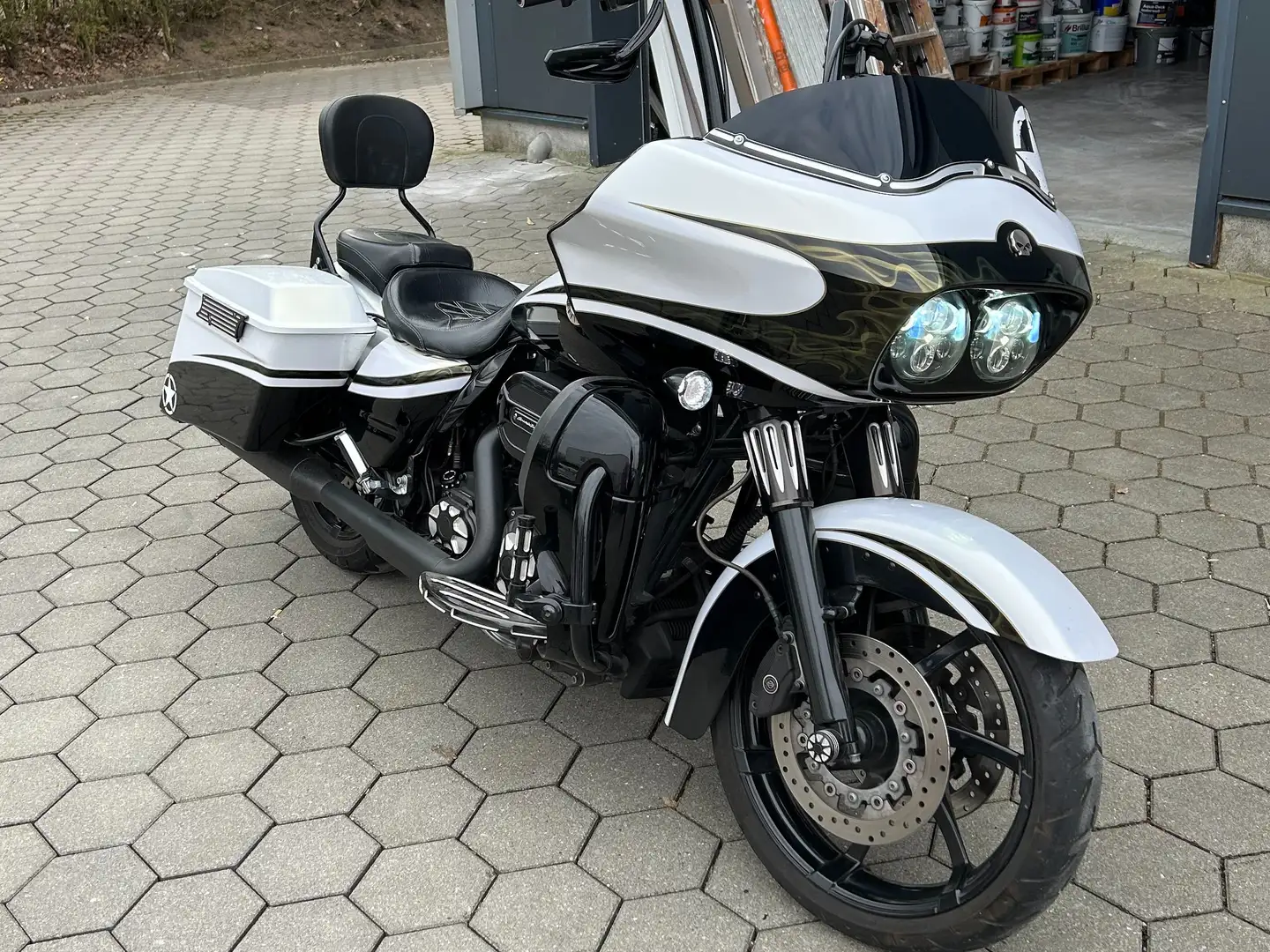 Harley-Davidson Road Glide CVO Blanco - 2