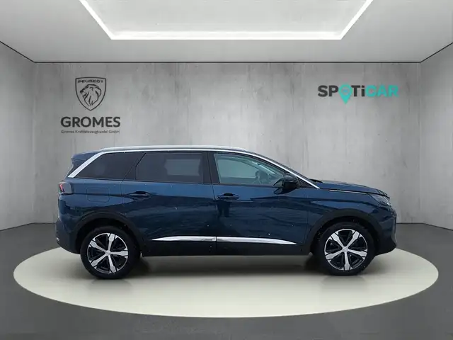 Peugeot 5008 view 2