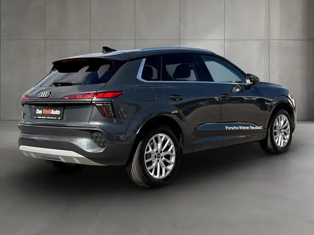 Audi Q3 view 4