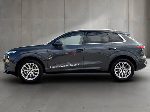 Audi Q3 view 3