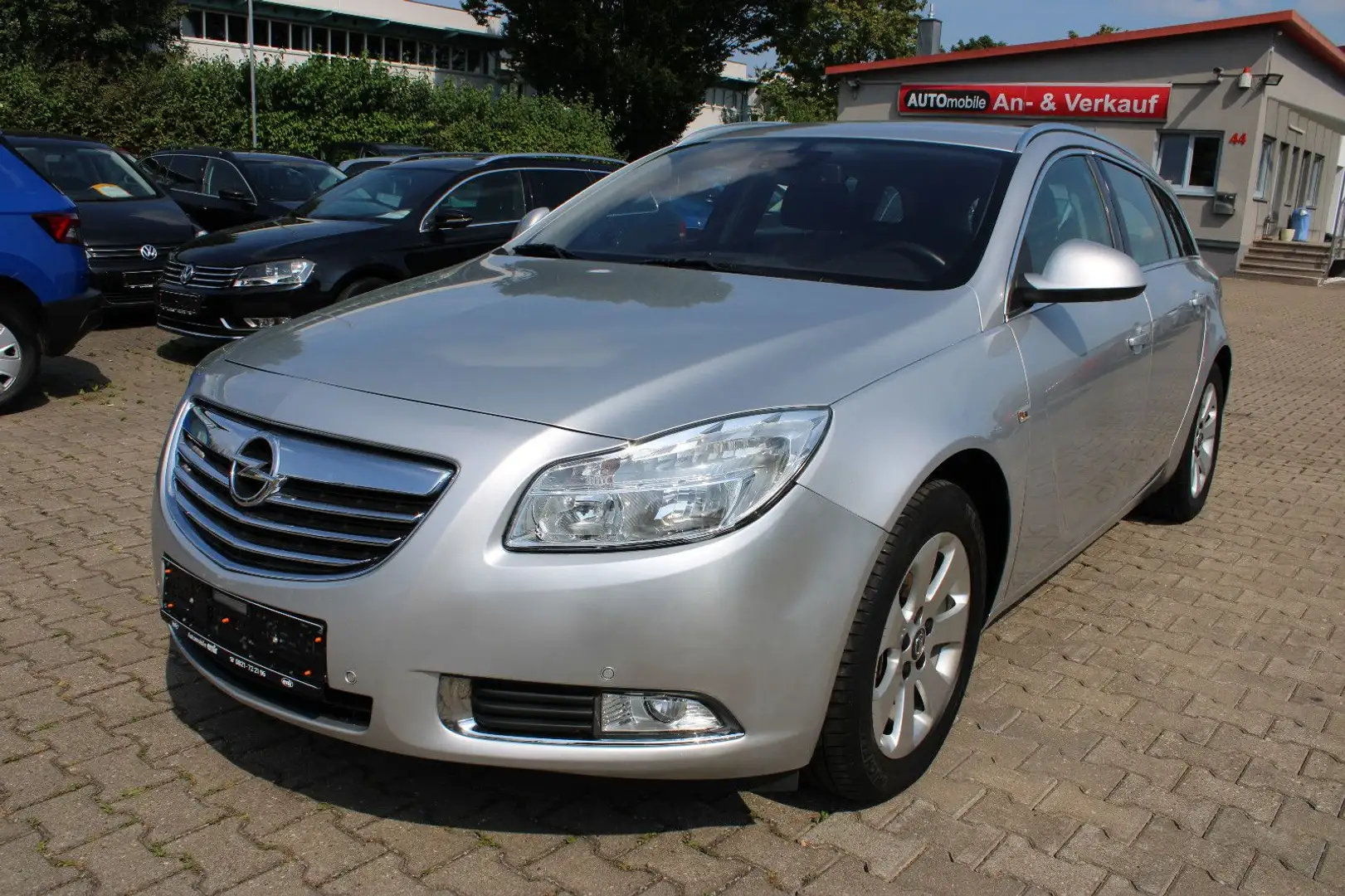 Opel Insignia Sports Tourer 1.8 Navi,PDC,AHK,SHZ Silber - 1