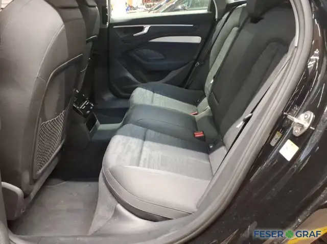 Audi A6 Avant view 8