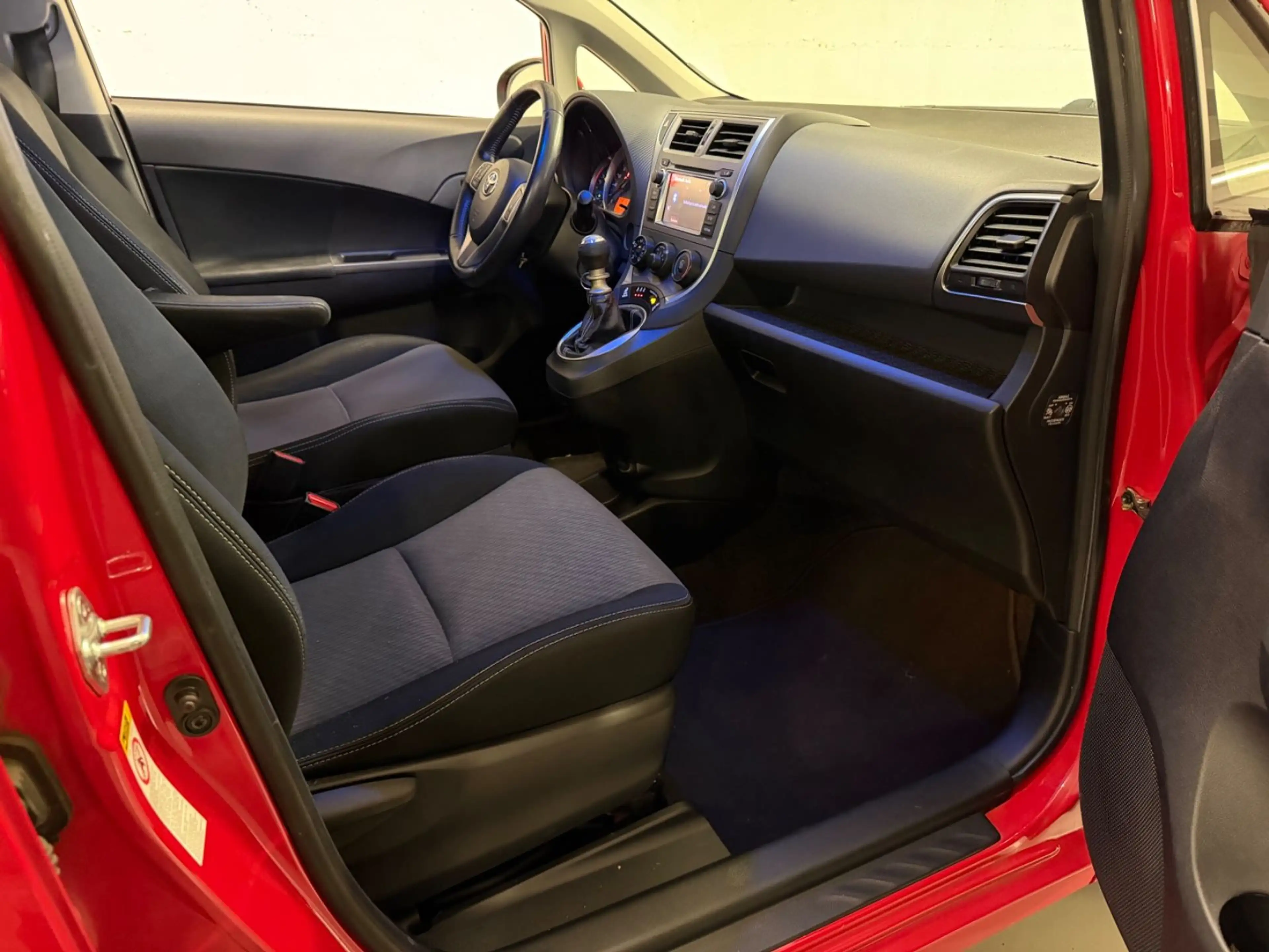 Toyota Verso-S 1.33 Verso-S Life / Pano / Kamera / Klima — photo 9