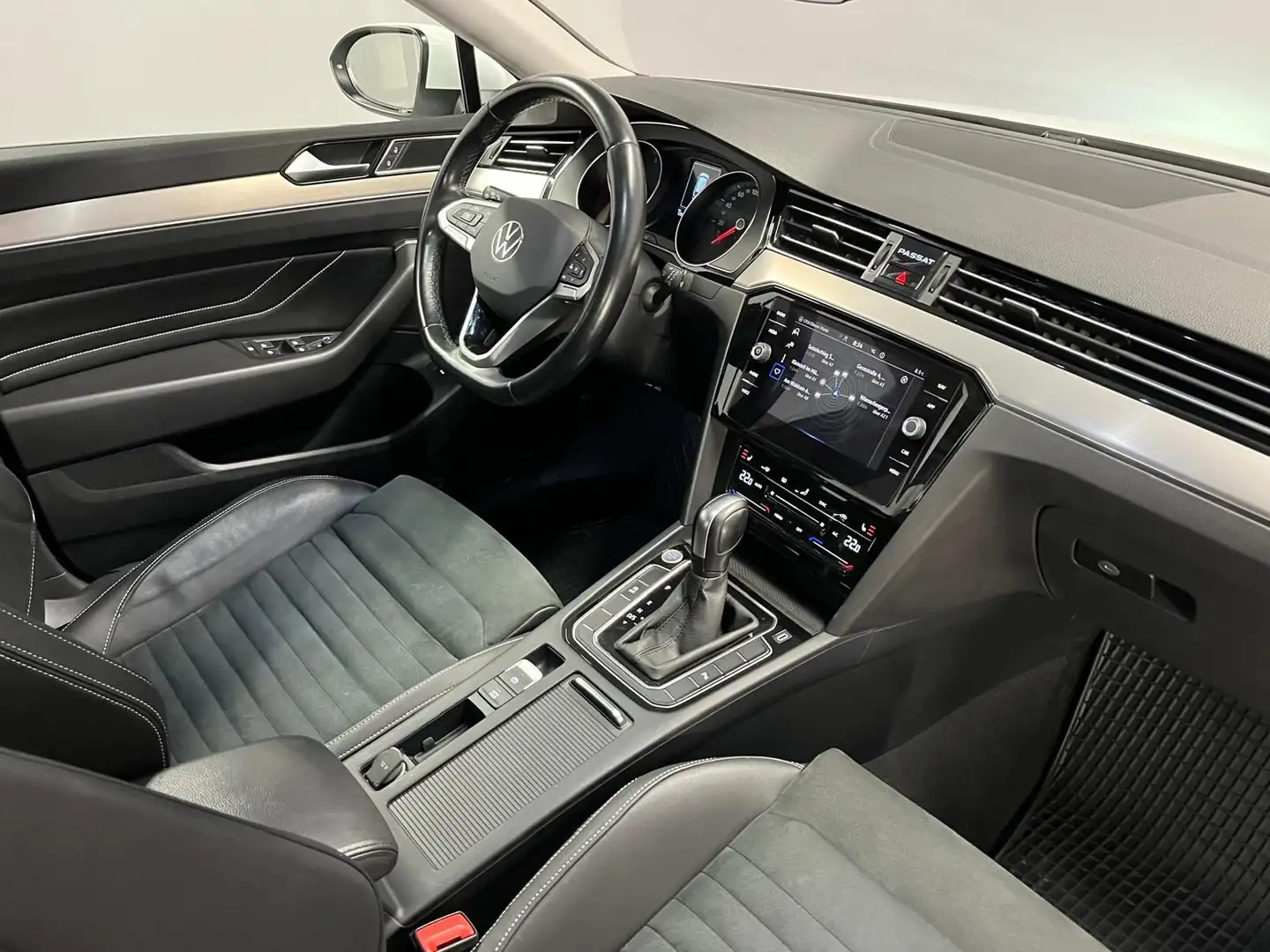 Volkswagen Passat Variant Passat 2.0 TDI  Elegance Aut. ***AHK-schwenkbar*** Weiß - 2