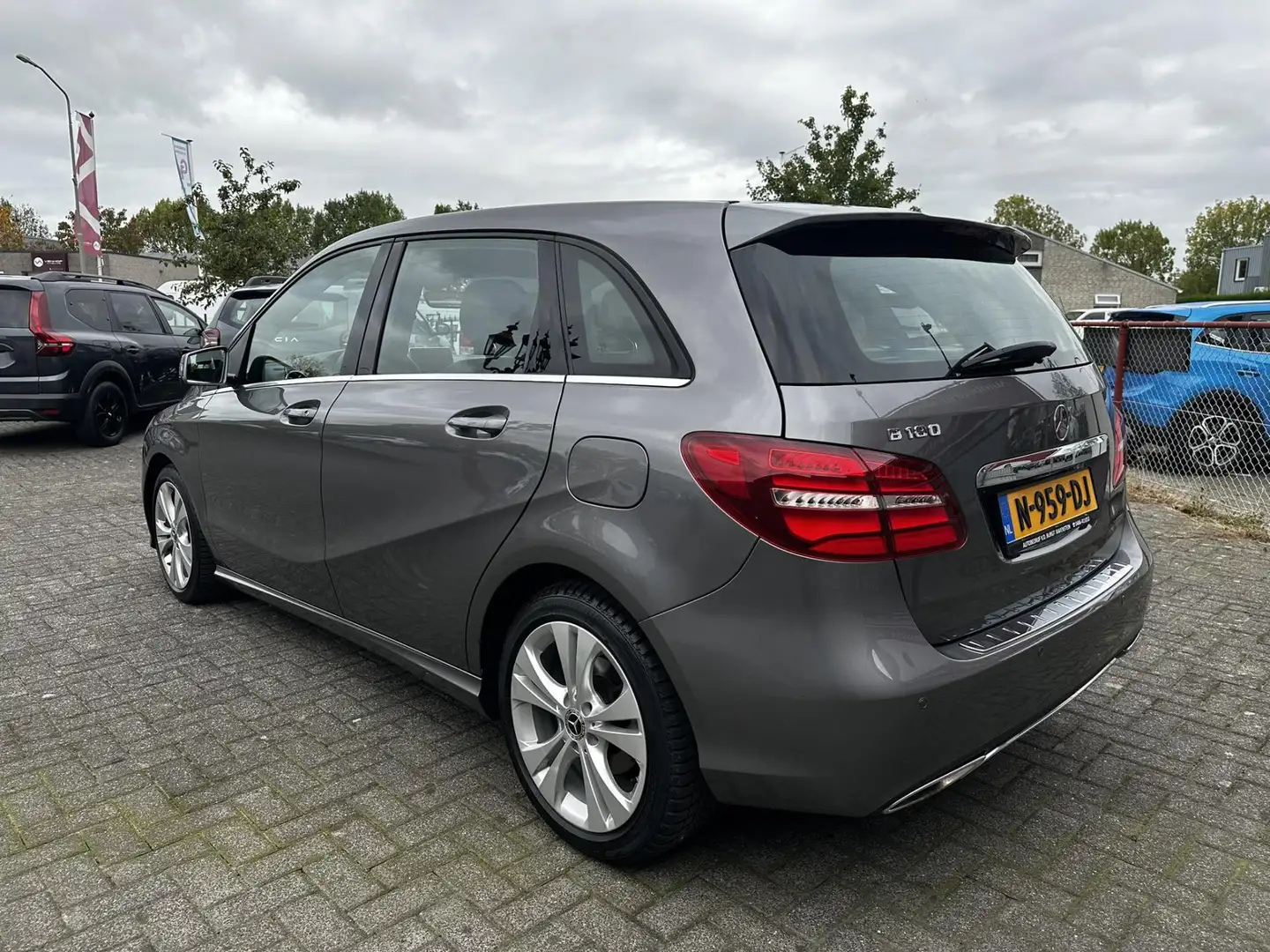 Mercedes-Benz B 180 Business Solution | Camera | Navigatie | Apple Car Grijs - 2