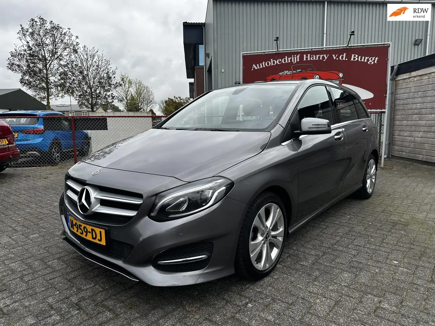 Mercedes-Benz B 180 Business Solution | Camera | Navigatie | Apple Car Grijs - 1