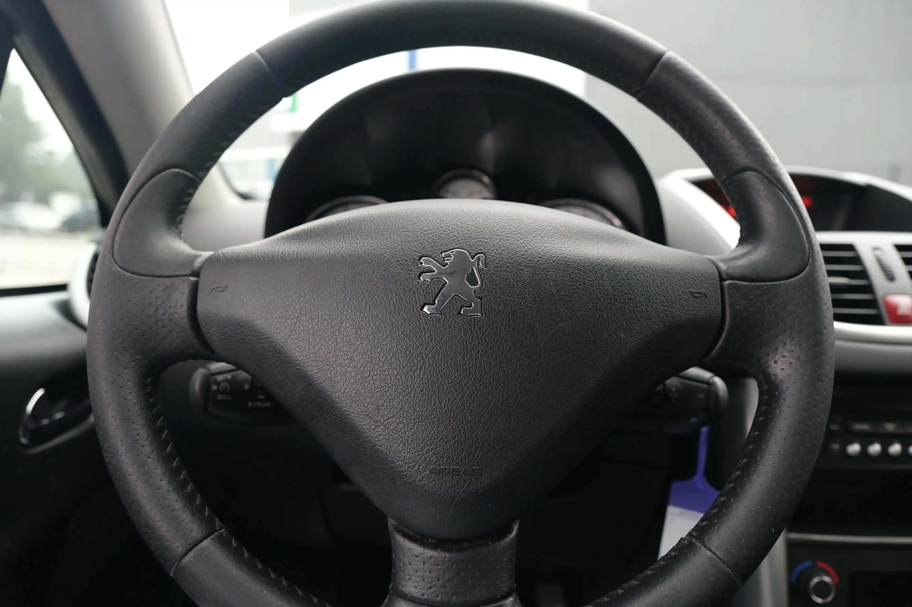 Peugeot 207 CC 1.6 VTi Noir & Blanc — photo 15