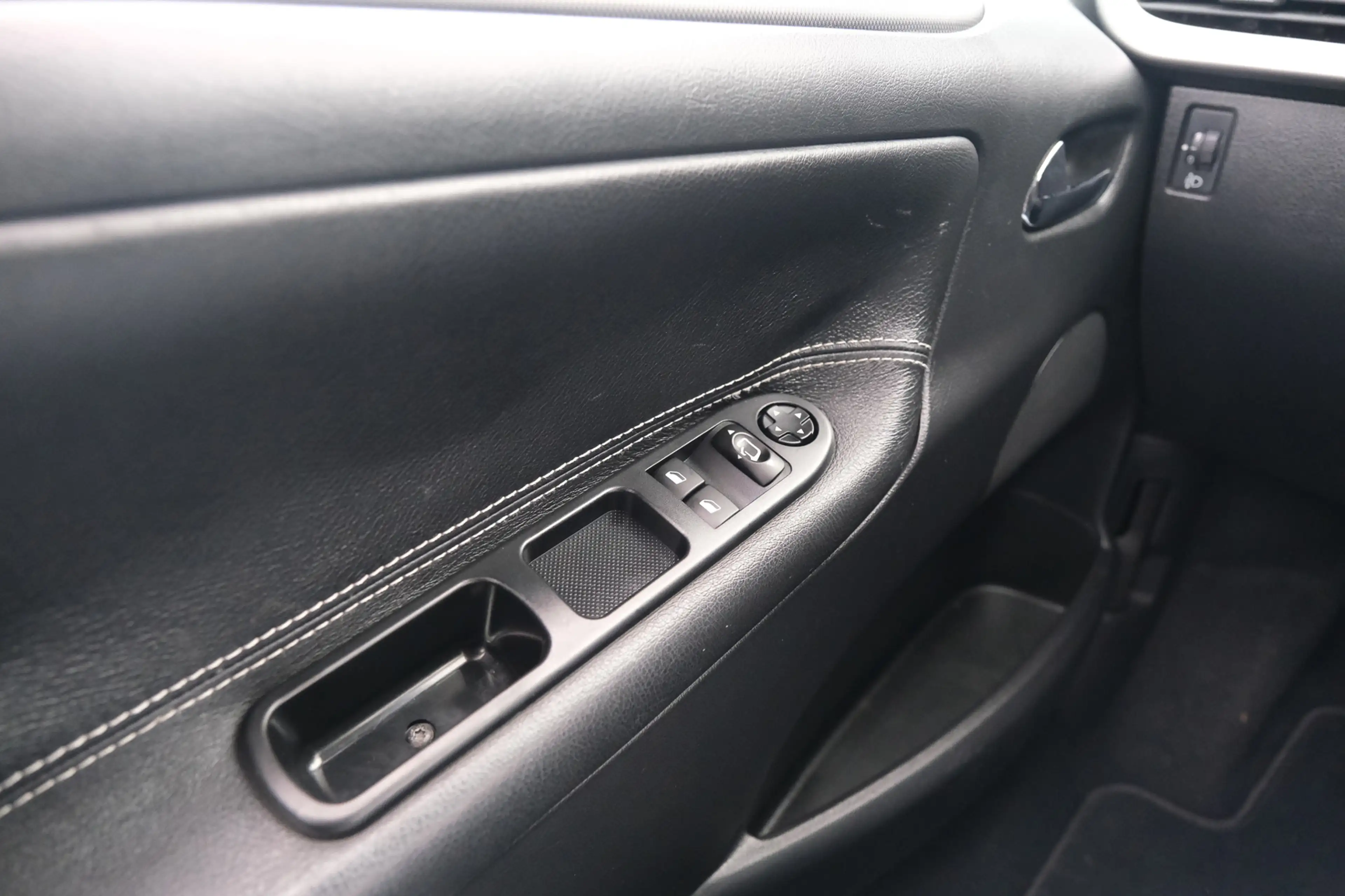 Peugeot 207 CC 1.6 VTi Noir & Blanc — photo 13