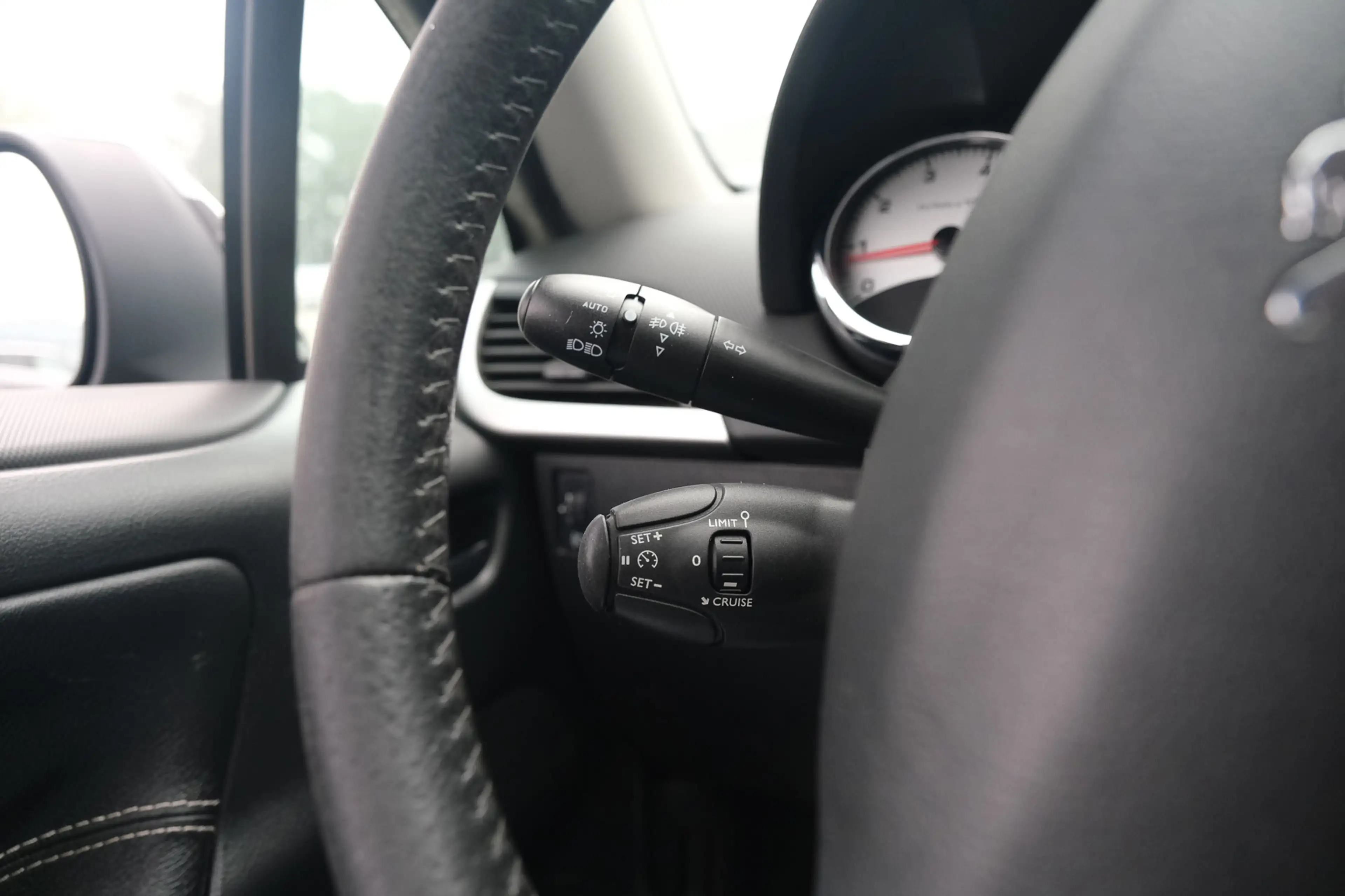 Peugeot 207 CC 1.6 VTi Noir & Blanc — photo 10