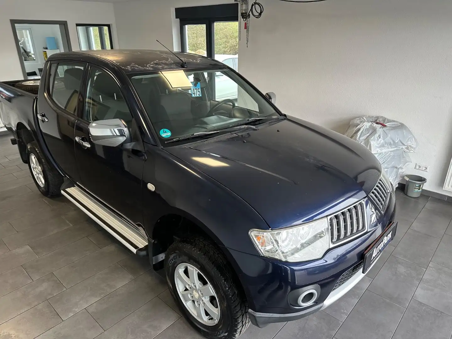 Mitsubishi L200 Invite Doppelkabine 4WD Modrá - 2