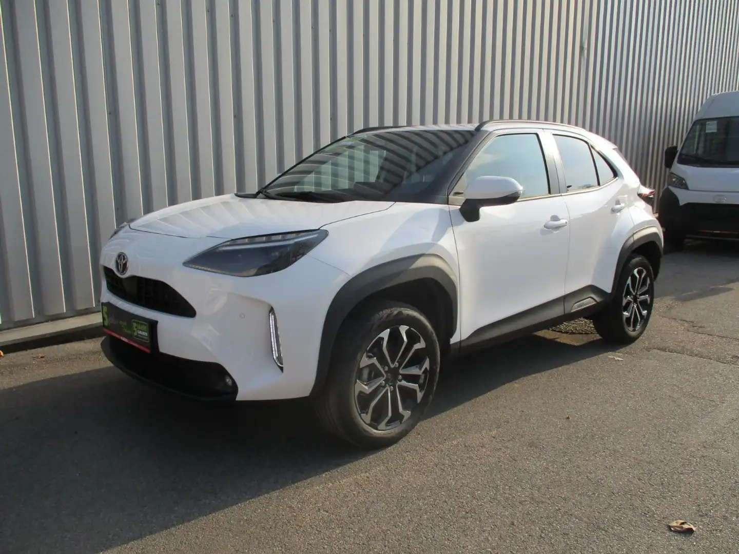 Toyota Yaris Cross 1.5 VVT-i Hybrid Active Drive Aut. Weiß - 2