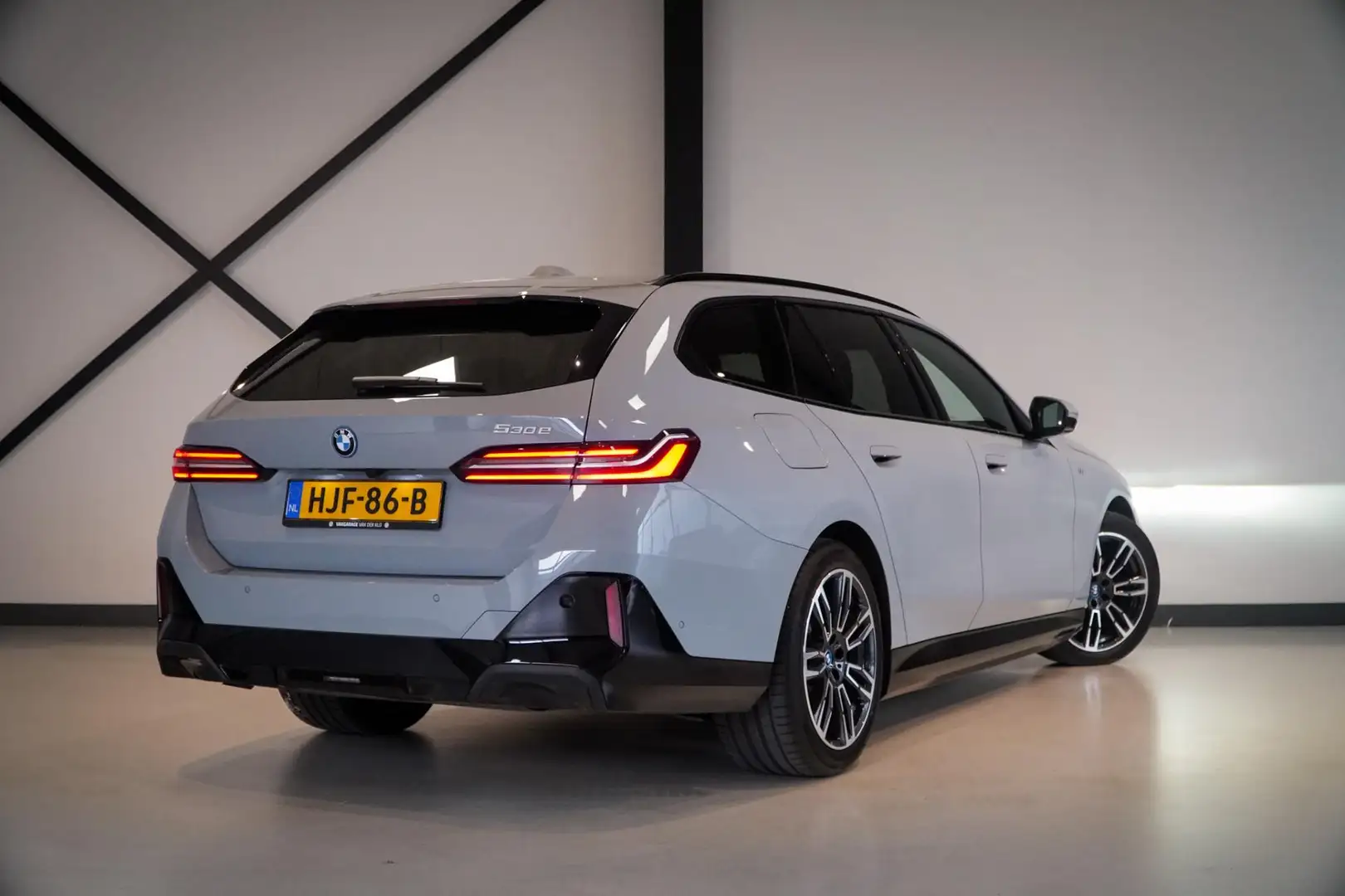 BMW 530 5-serie Touring 530e M-Sport | Trekhaak | Stoel/St Gris - 2