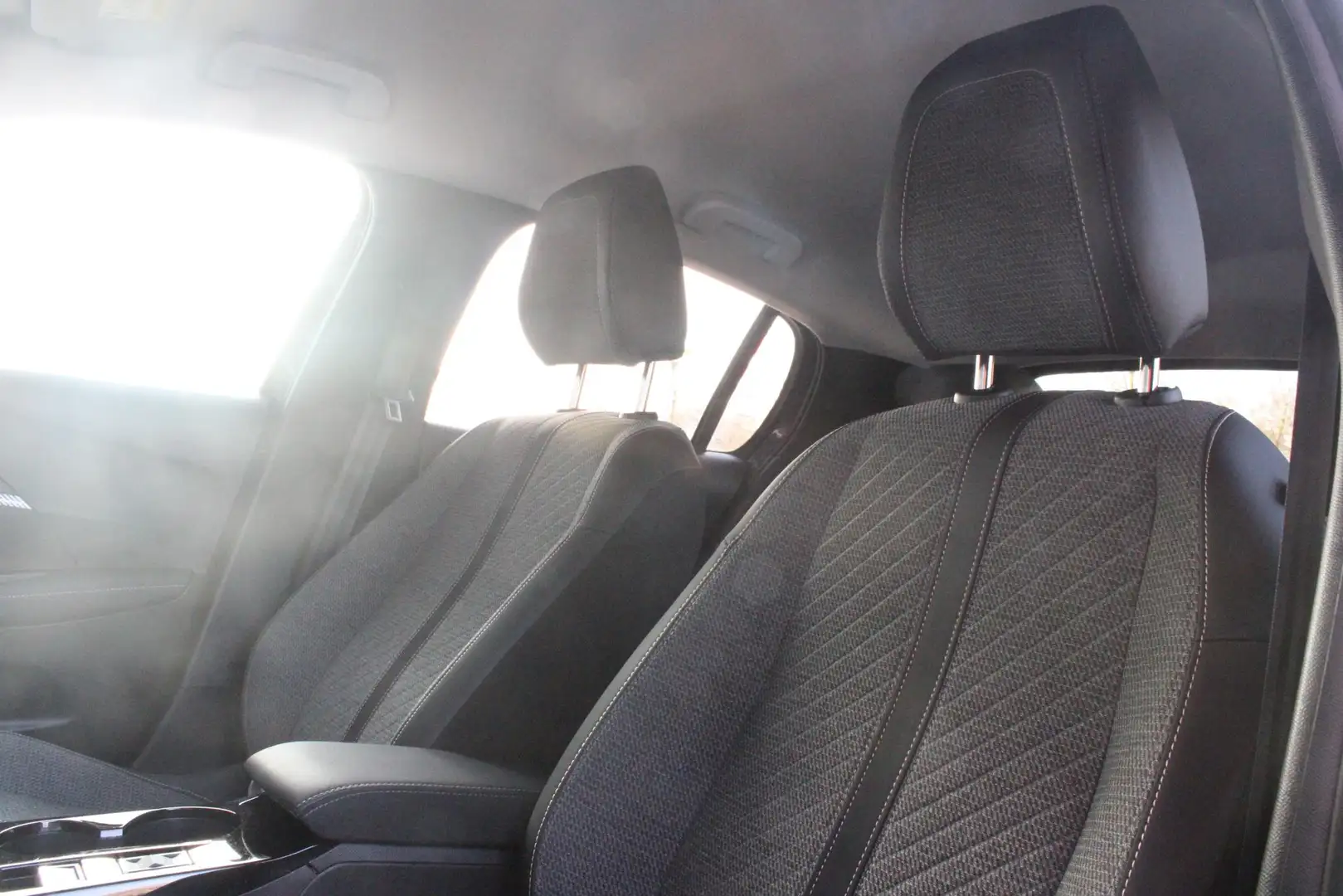 Peugeot 208 1.2 100PK ALLURE | ACHTERUITRIJ CAMERA | NAVIGATIE Grijs - 2