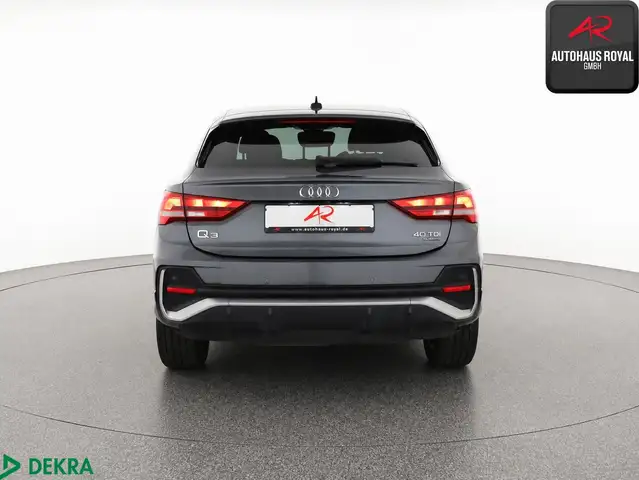 Audi Q3 view 3