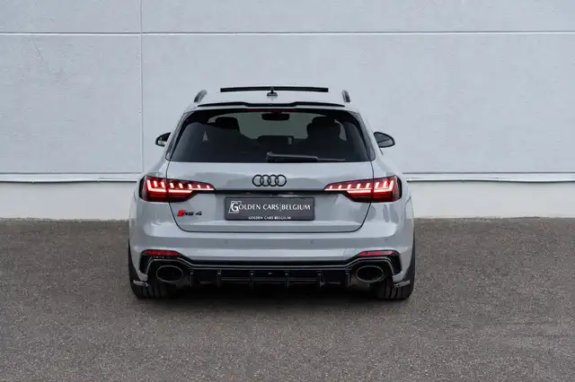Audi RS4 view 7
