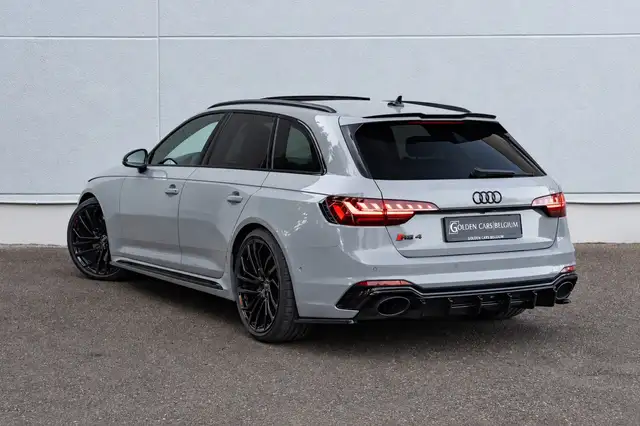 Audi RS4 view 6