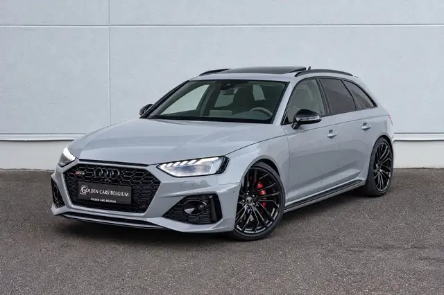 Audi RS4 view 4