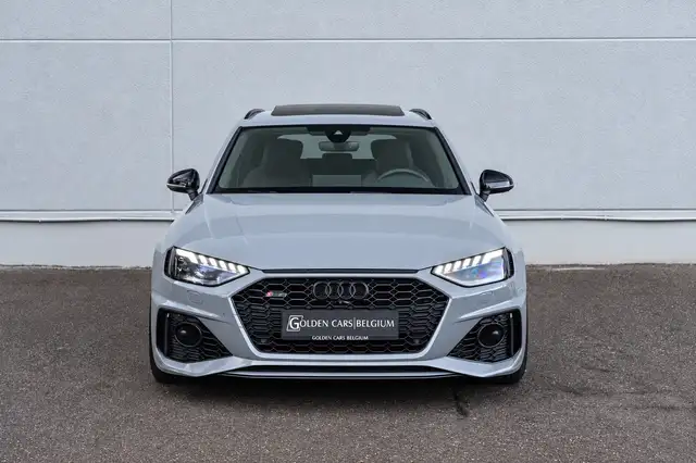 Audi RS4 view 3