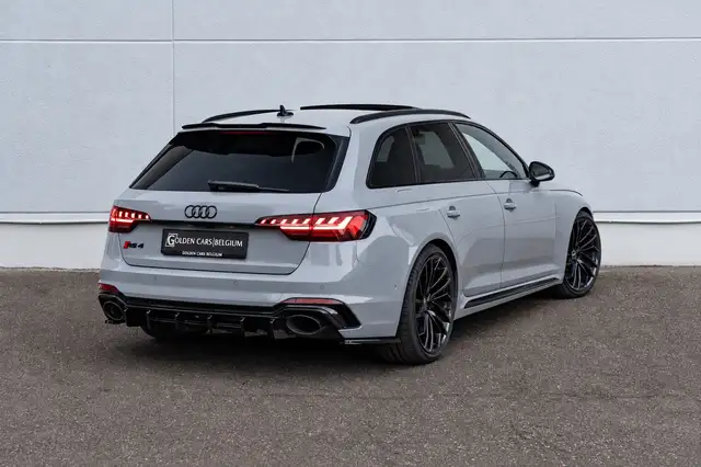 Audi RS4 view 8