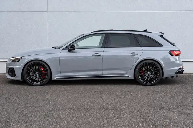 Audi RS4 view 5