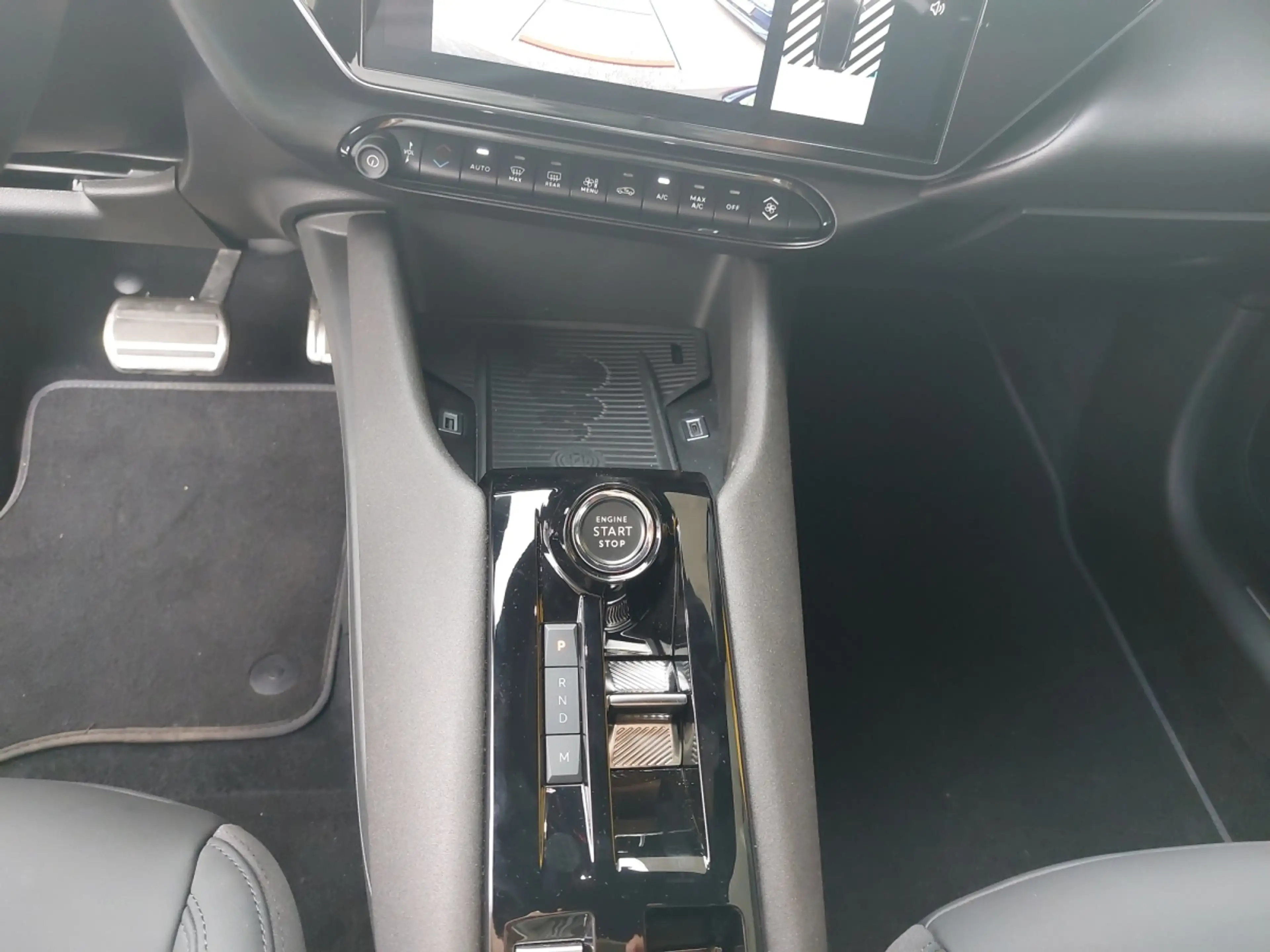 Alfa Romeo Junior Ibrida Q4 1.2 MHEV eAWD e-DCT6 — photo 9