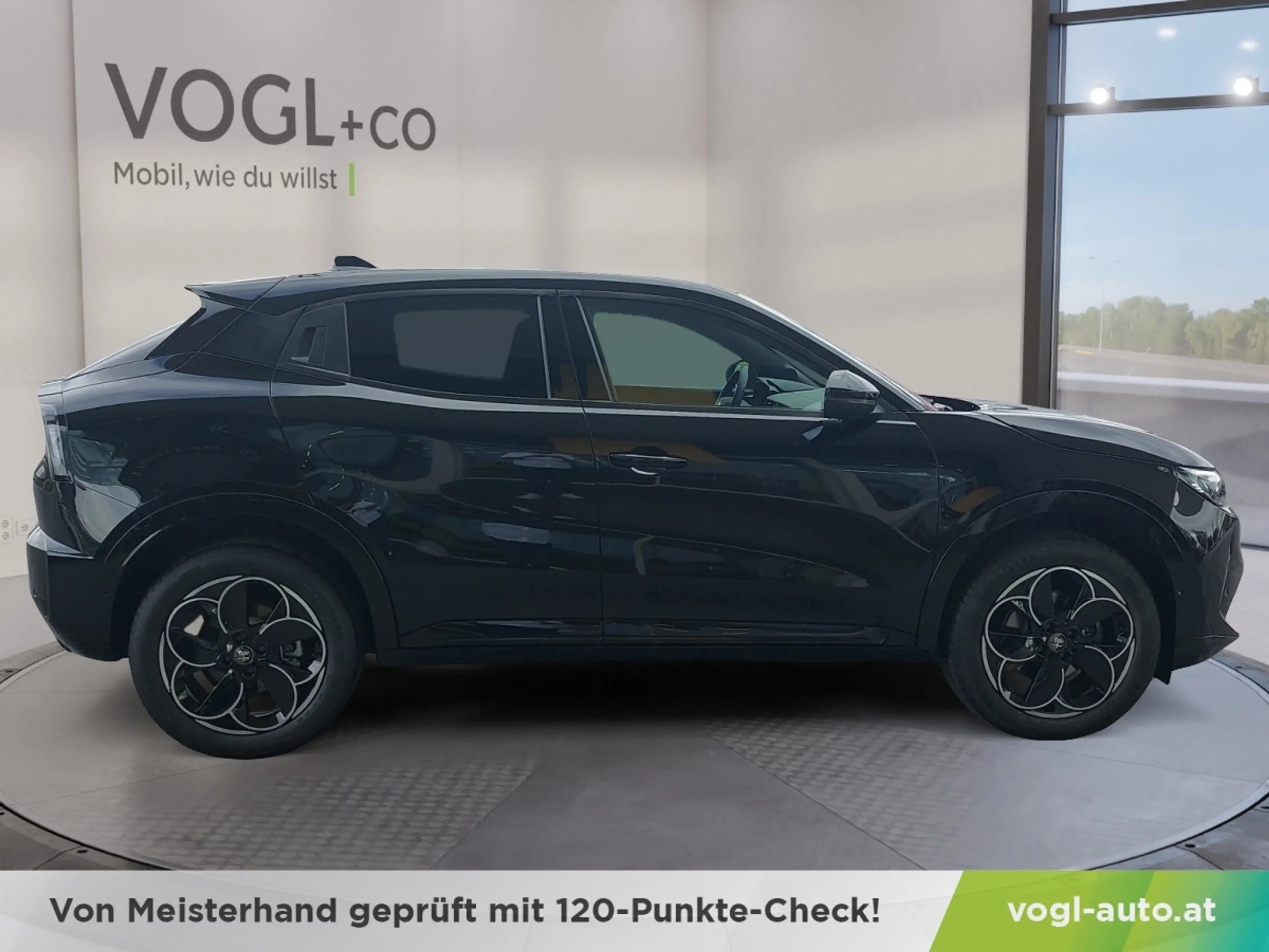 Alfa Romeo Junior Ibrida Q4 1.2 MHEV eAWD e-DCT6 — photo 8