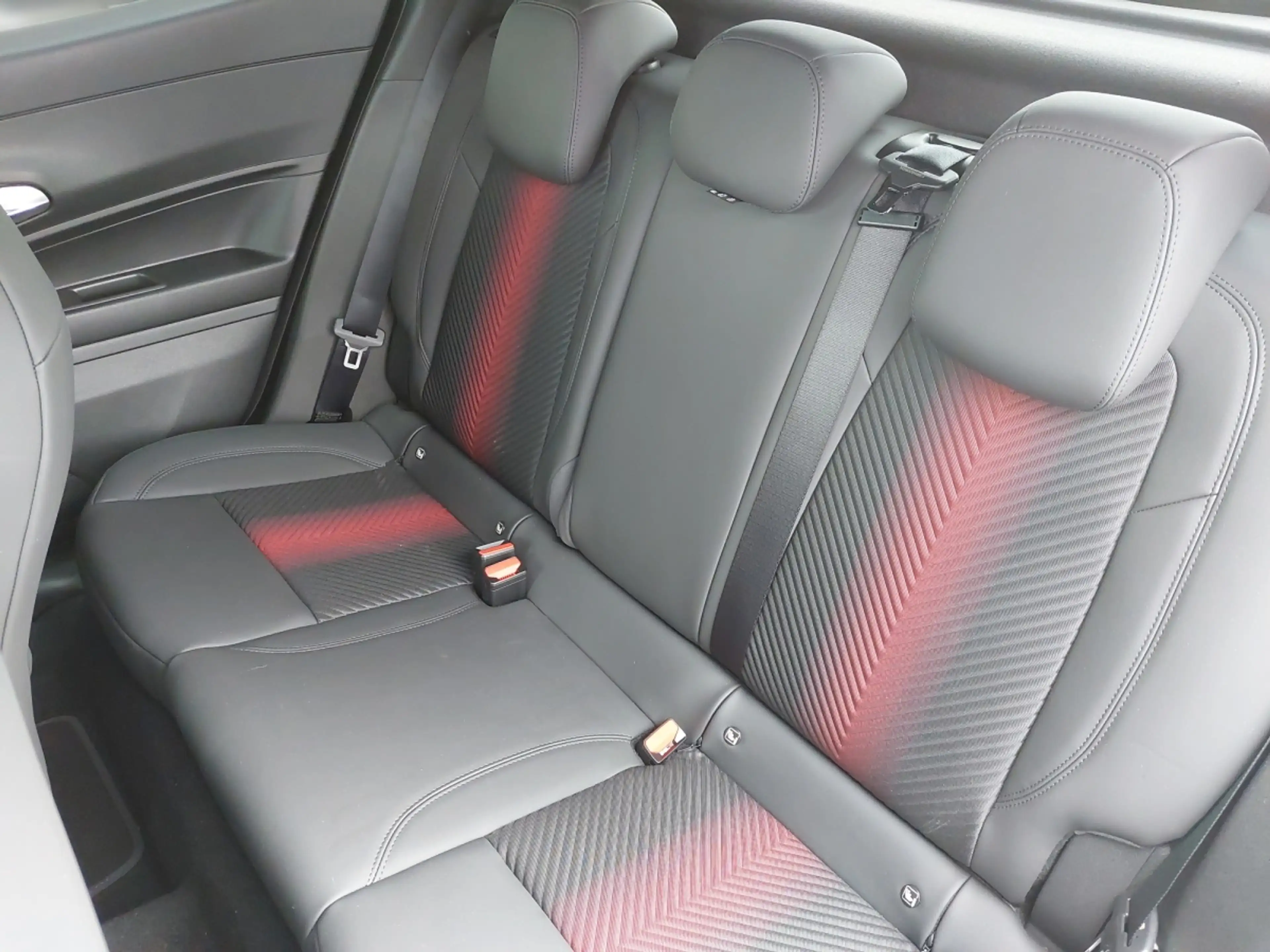 Alfa Romeo Junior Ibrida Q4 1.2 MHEV eAWD e-DCT6 — photo 11