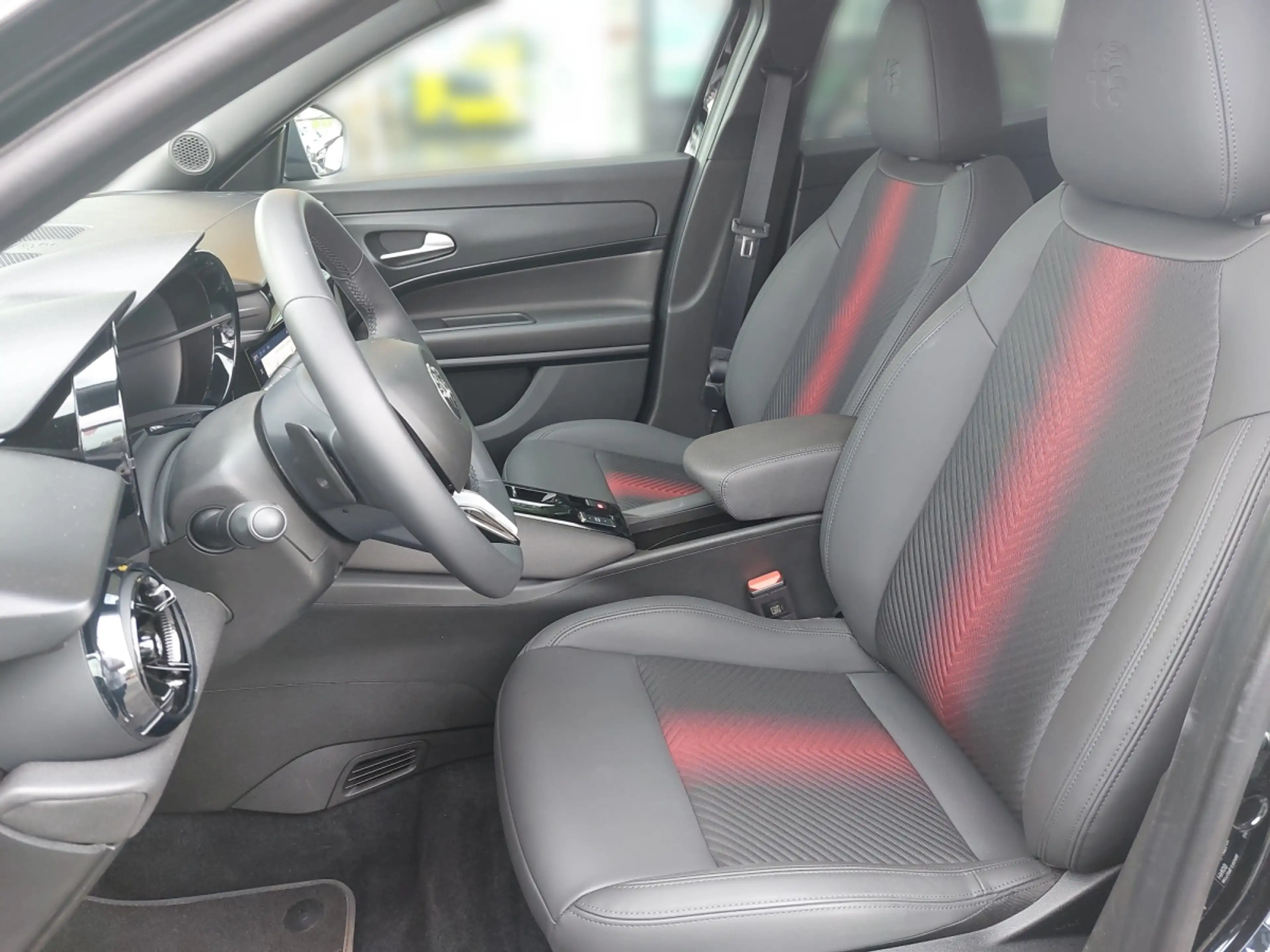 Alfa Romeo Junior Ibrida Q4 1.2 MHEV eAWD e-DCT6 — photo 5