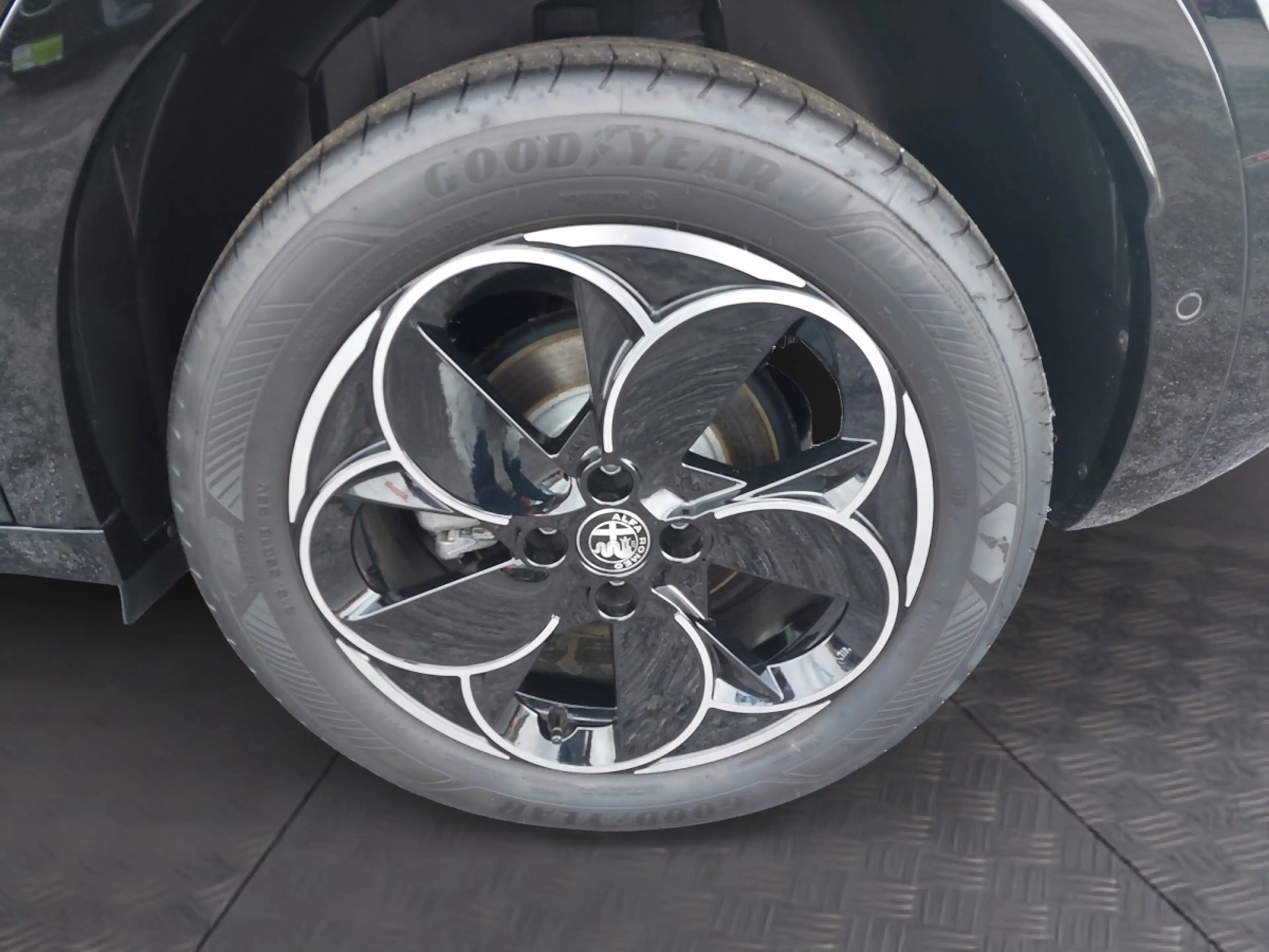 Alfa Romeo Junior Ibrida Q4 1.2 MHEV eAWD e-DCT6 — photo 14