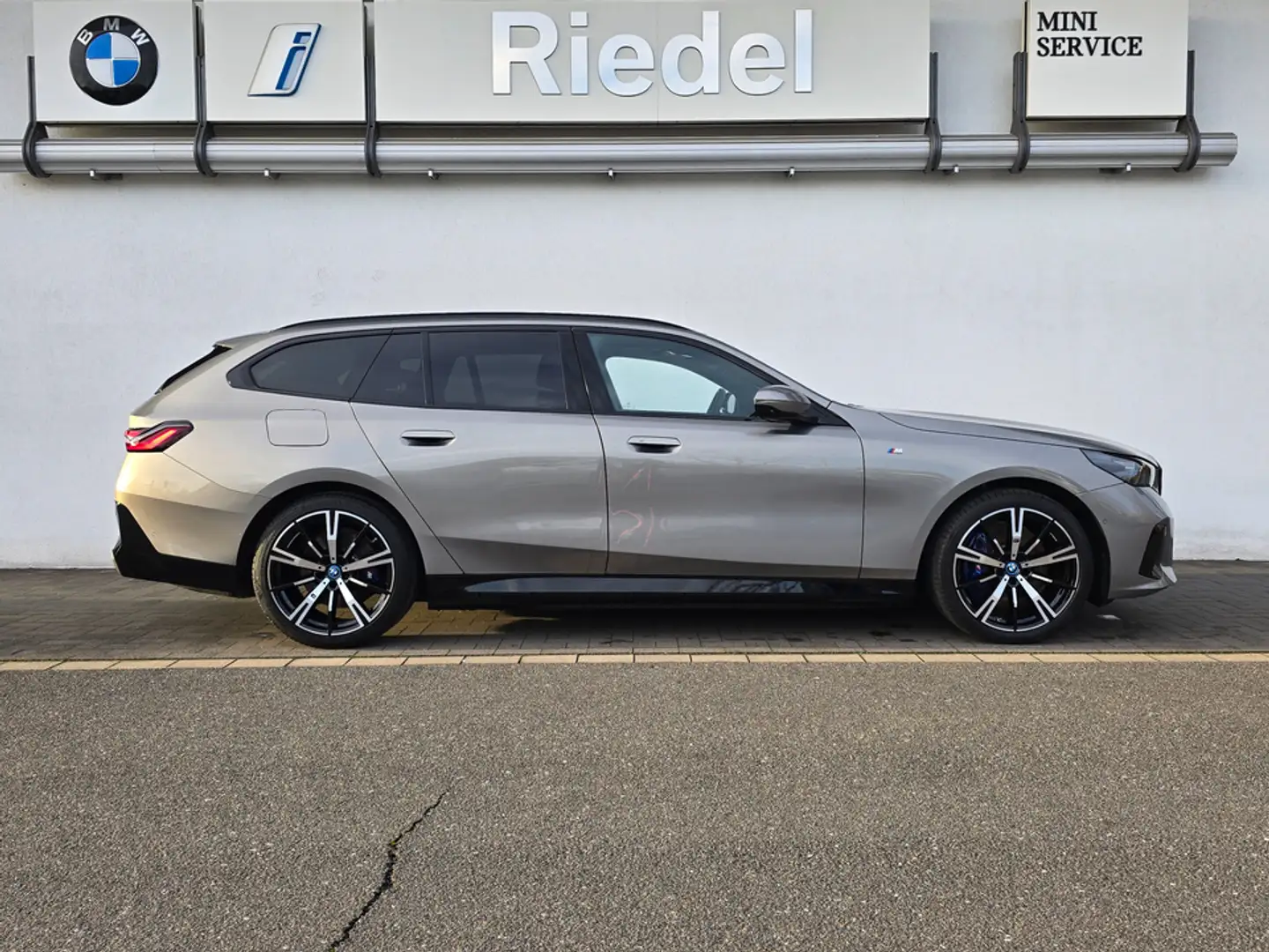 BMW i5 eDrive40 M SportpaketPro Pano AHK DAPro PAPro Grau - 2