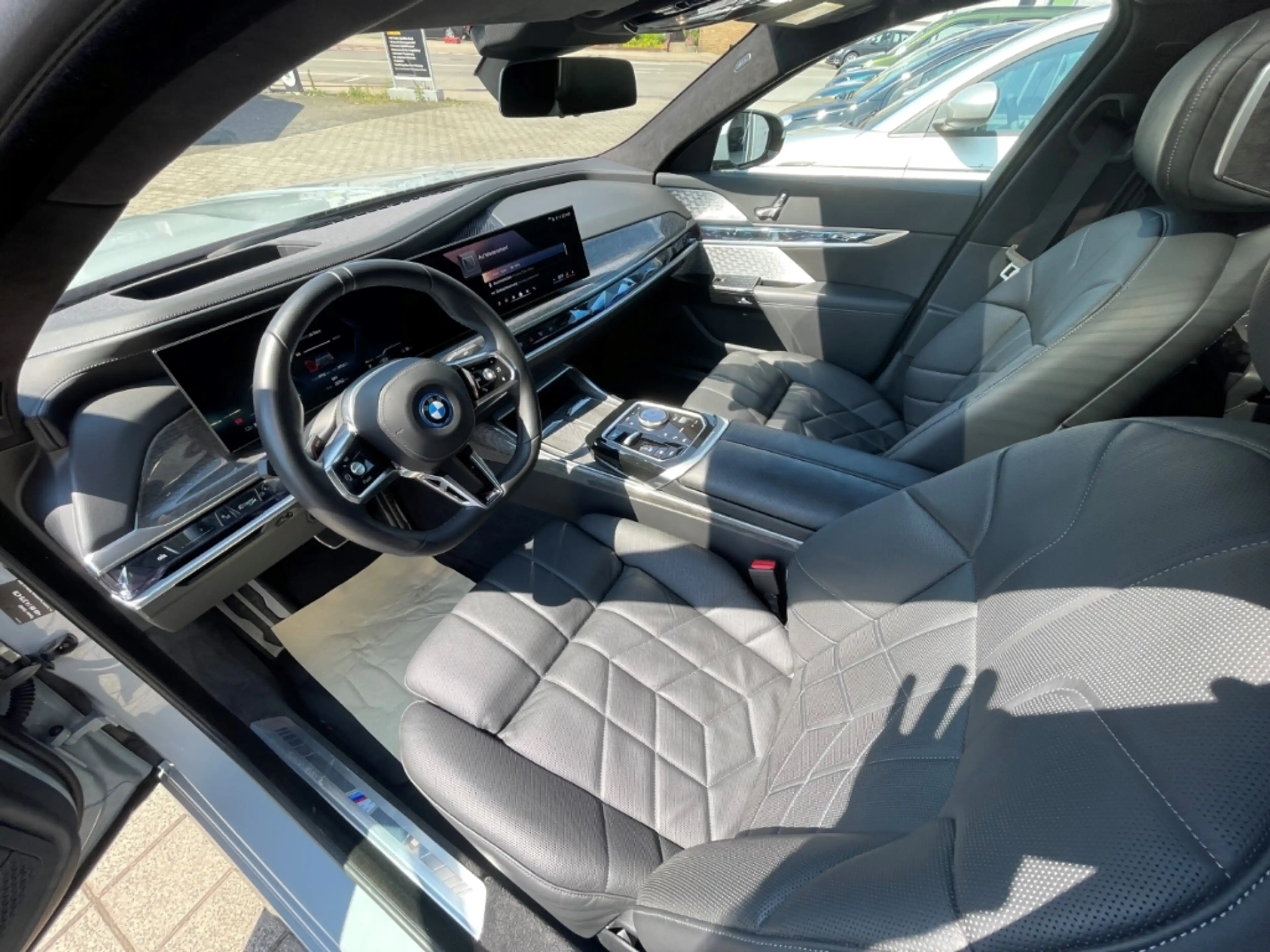 BMW i7 xD 60 MSPORT PANOSKY FOND-TV B&W KRISTALL-LED — photo 9
