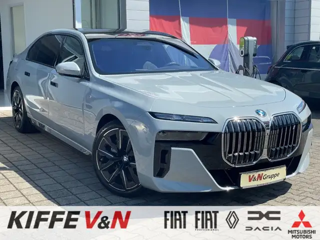 Bmw i7 xD 60 MSPORT PANOSKY FOND TV B&W KRISTALL LED