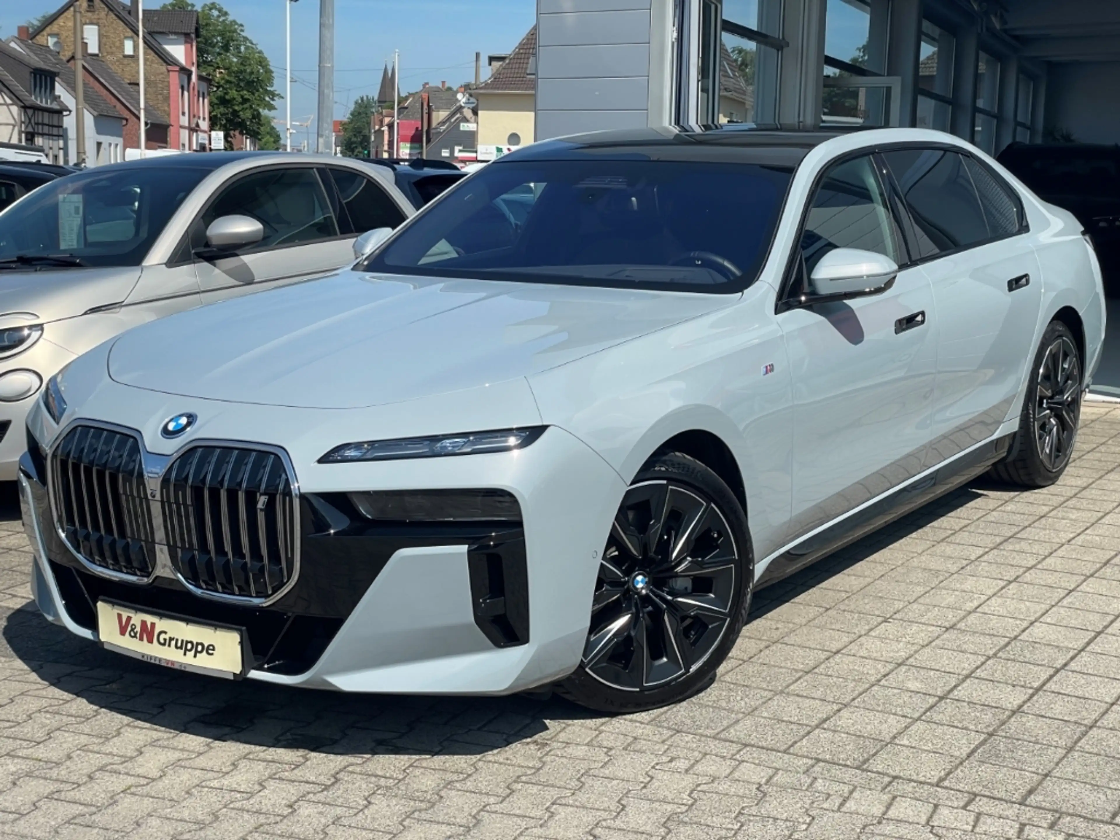 BMW i7 xD 60 MSPORT PANOSKY FOND-TV B&W KRISTALL-LED — photo 4