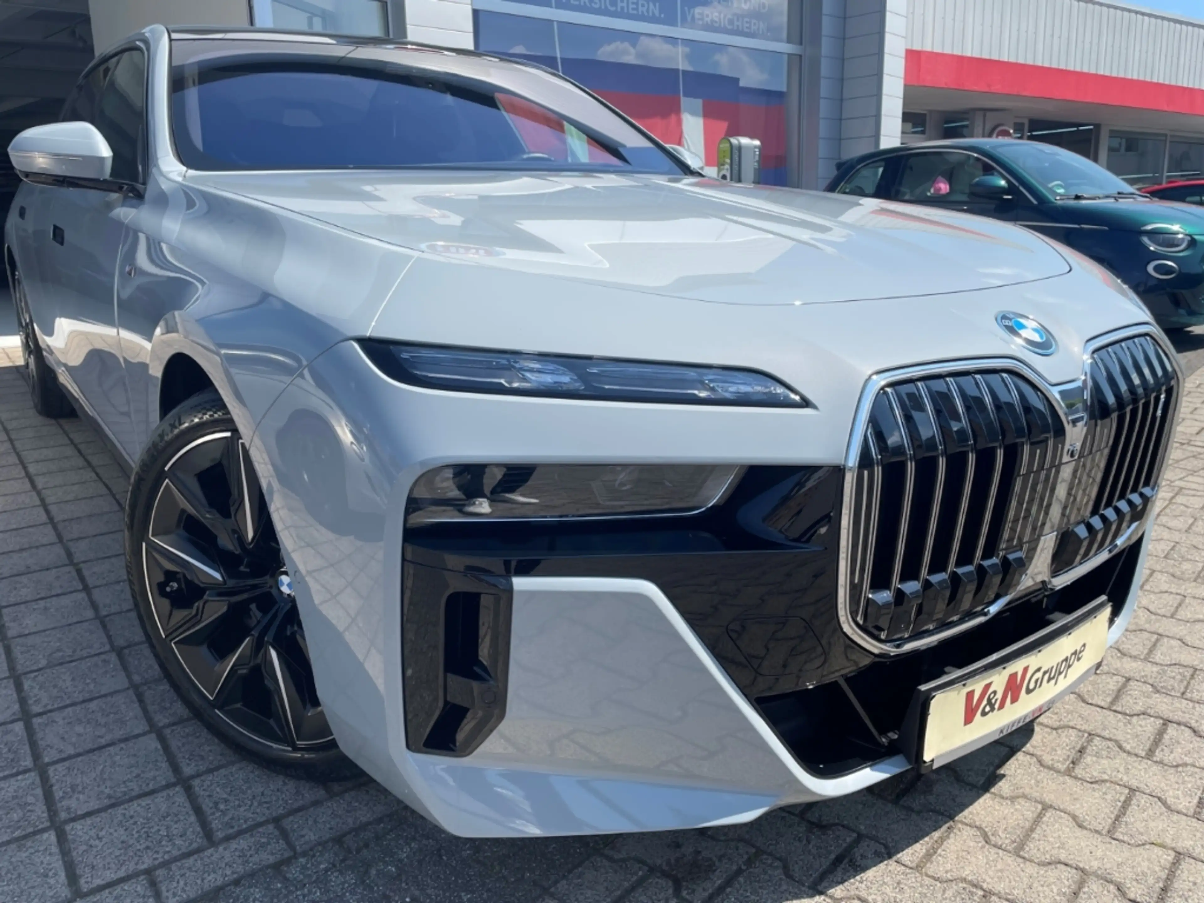 BMW i7 xD 60 MSPORT PANOSKY FOND-TV B&W KRISTALL-LED — photo 2