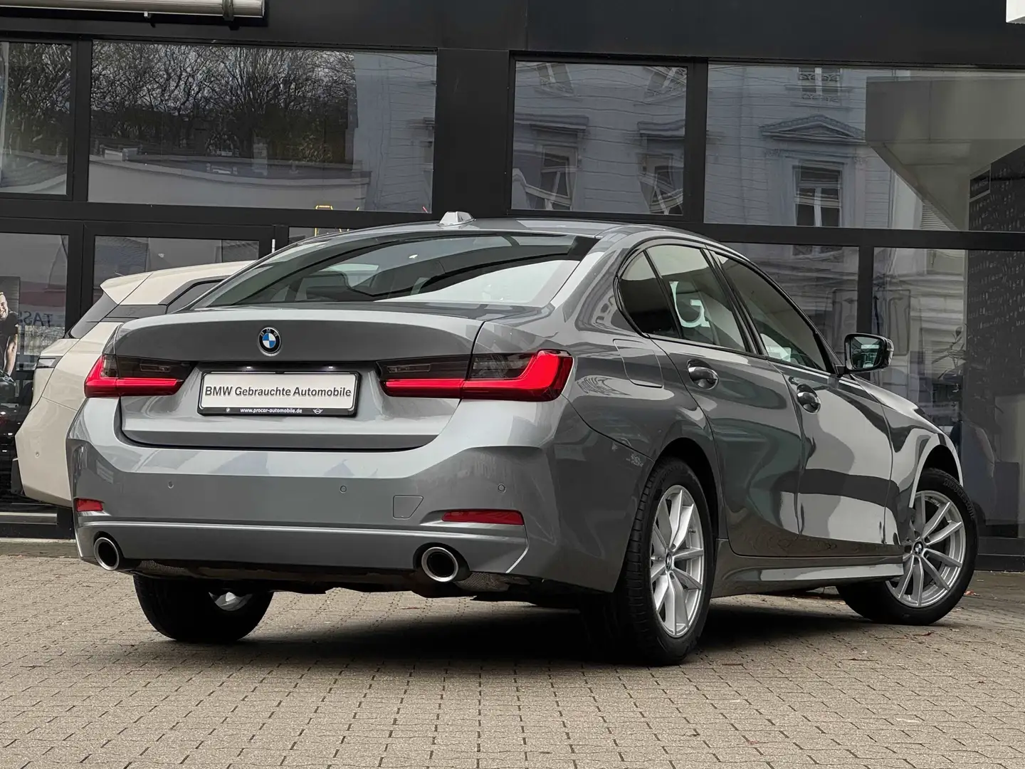 BMW 320 i LC Prof HuD LED DA HIFi PDC DAB Shz17"LM Grau - 2
