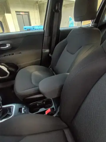 Jeep Renegade view 4