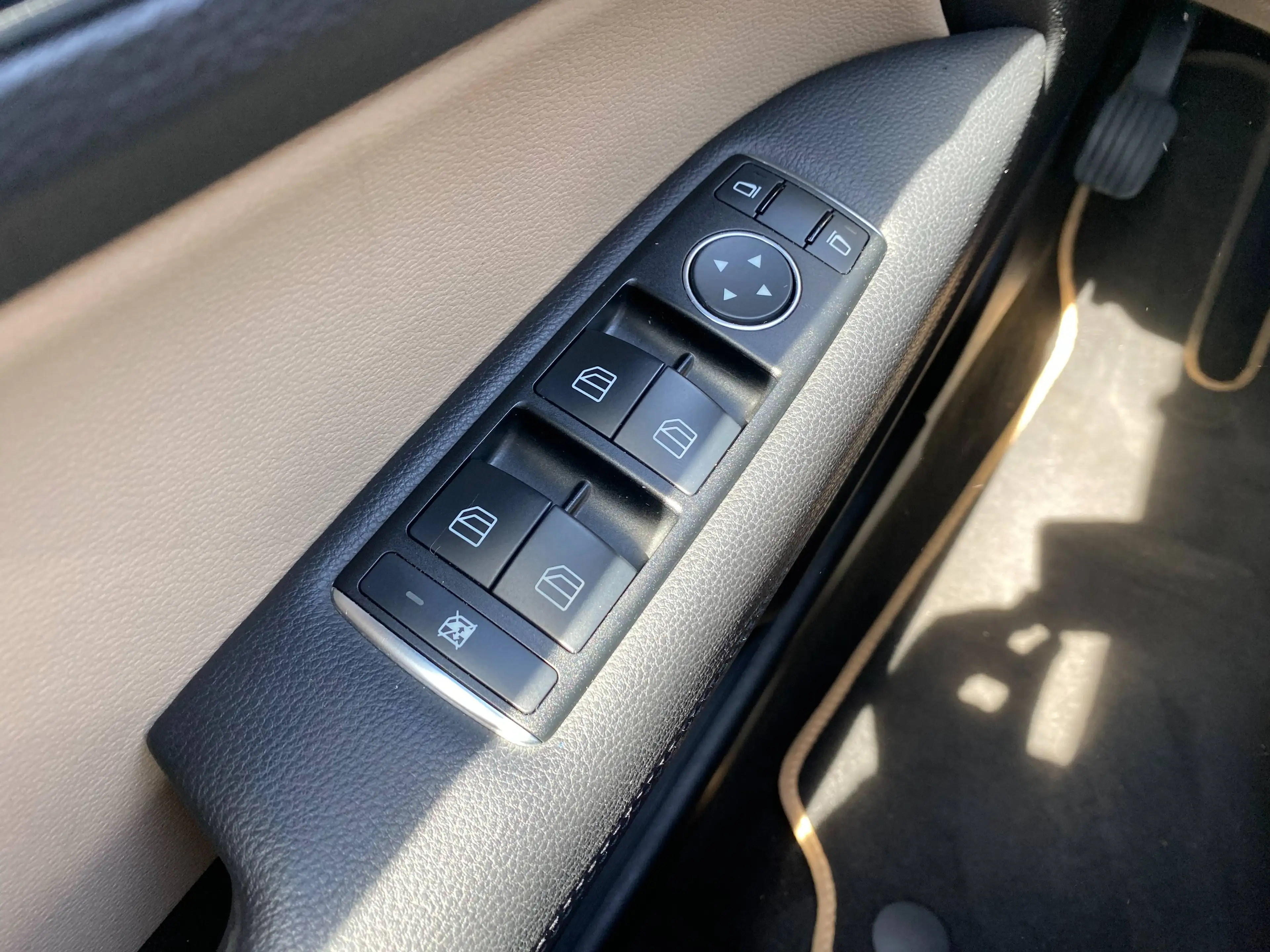 Mercedes-Benz E 250 E 250 CGI 7G-Tronic Cabriolet Navi Xenon Airscarf Sitzbelüftung Einparkhilfe Kamera — photo 30