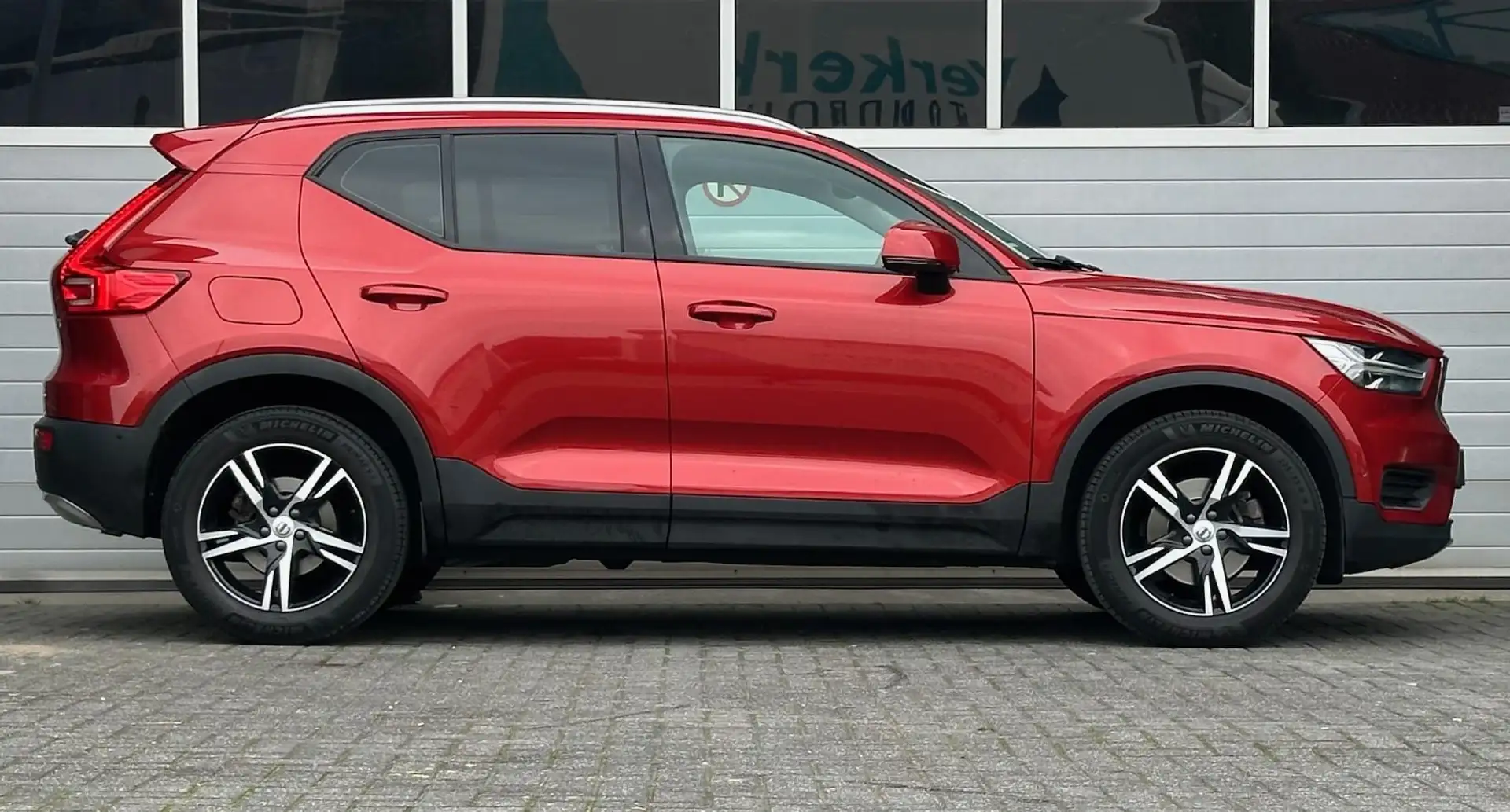 Volvo XC40 2.0 T4 Momentum 190pk aut Pano BLIS Harman Kardon Rood - 2