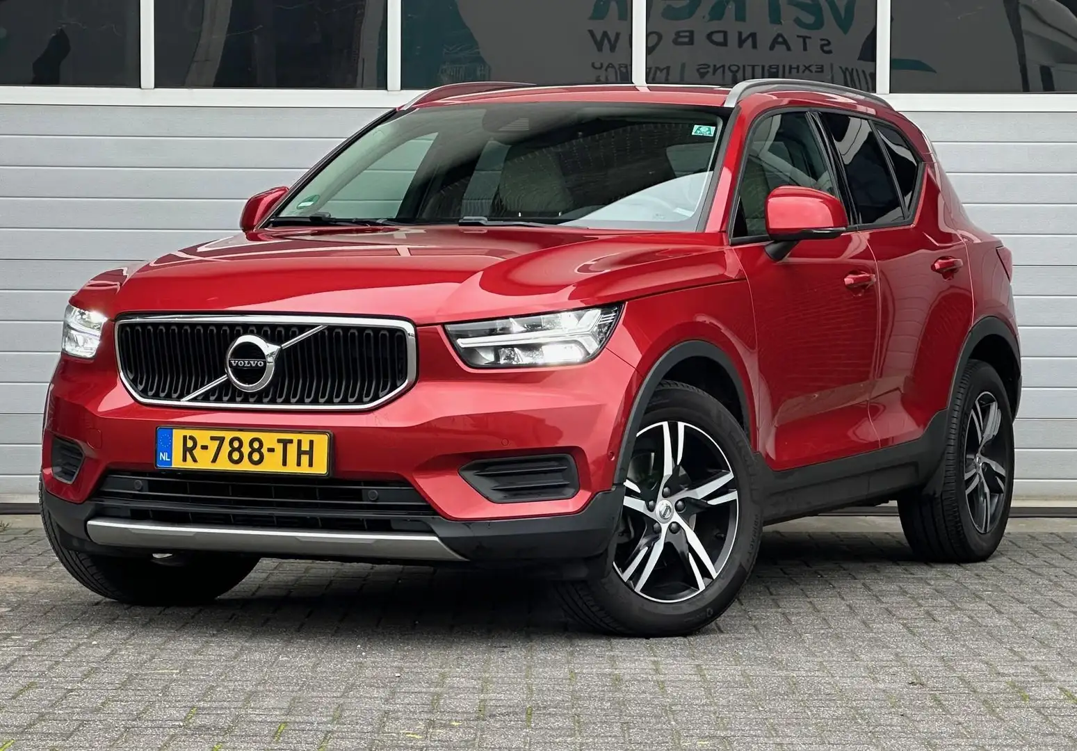 Volvo XC40 2.0 T4 Momentum 190pk aut Pano BLIS Harman Kardon Rood - 1