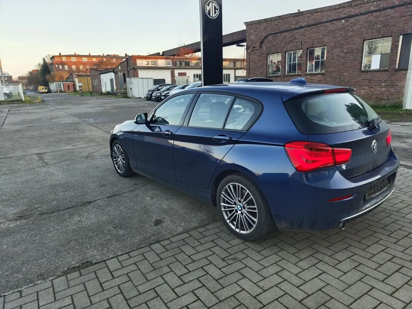 BMW 118 i Urban Line Bluetooth Klima PDC el. Fenster Blau - 2