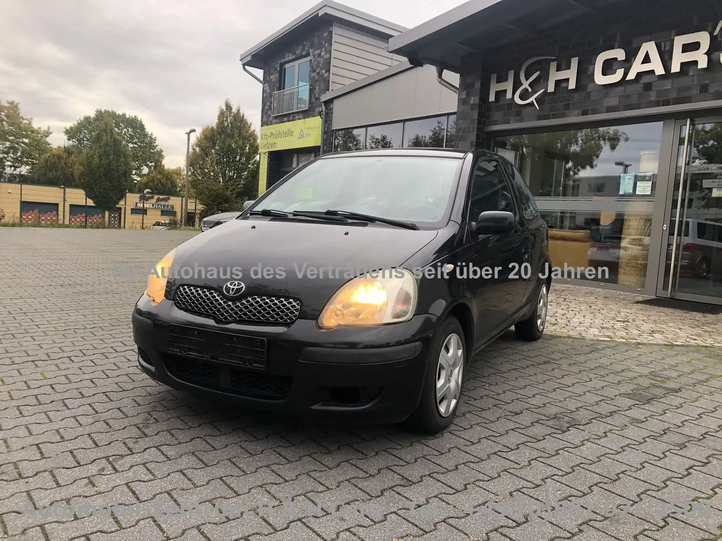 Toyota Yaris 1.3 Klima Schwarz - 1