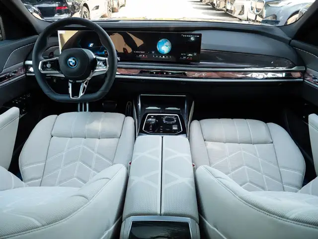 BMW 7 Series view 14
